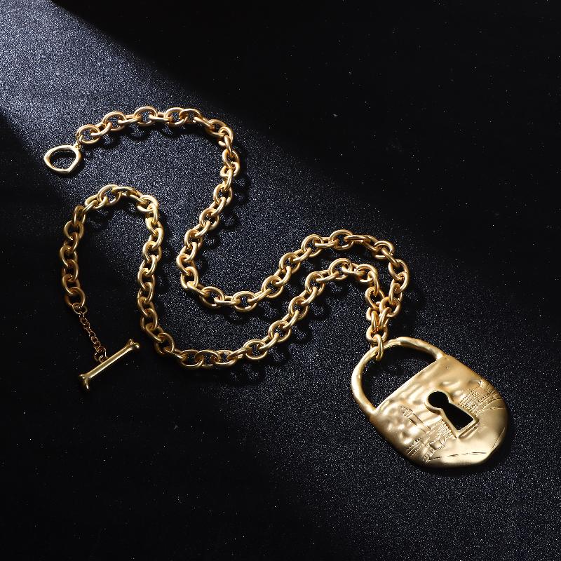 Vintage Art Style Gold Lock Buckle Pendant Jewelry High-Quality Heavy Industry Necklace Accessories Gift