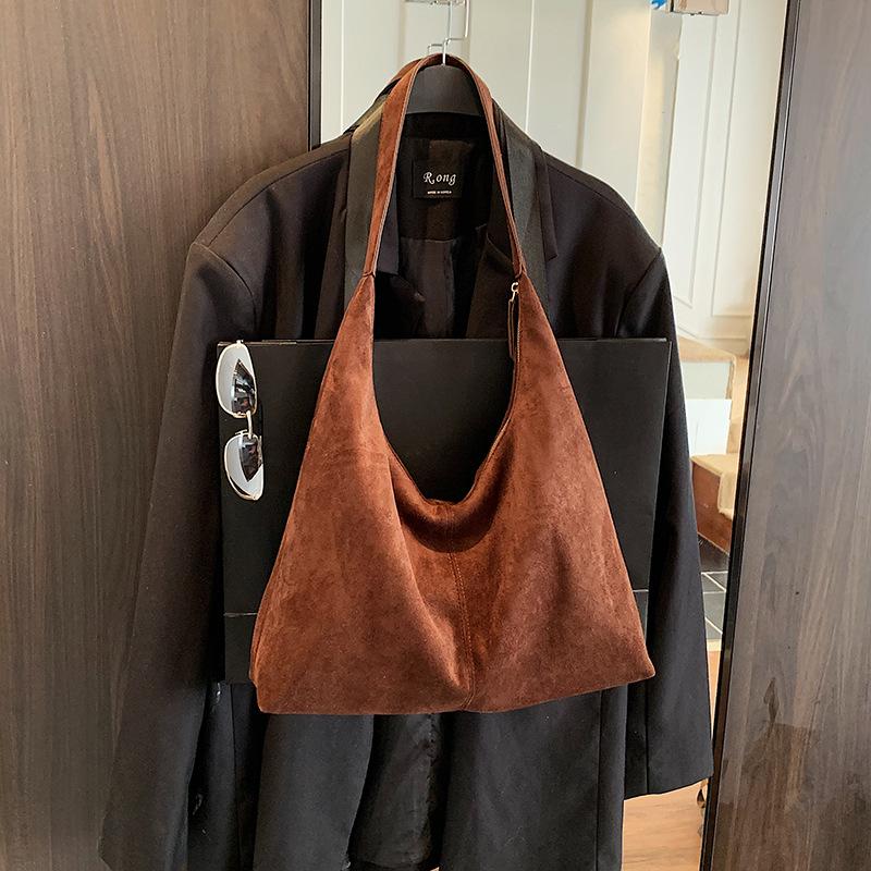 

Повседневная простая замшевая сумка большой вместимости на одно плечо, портативная, для поездок на работу, с темпераментом, новая осенняя женская сумка-тоут коричневый