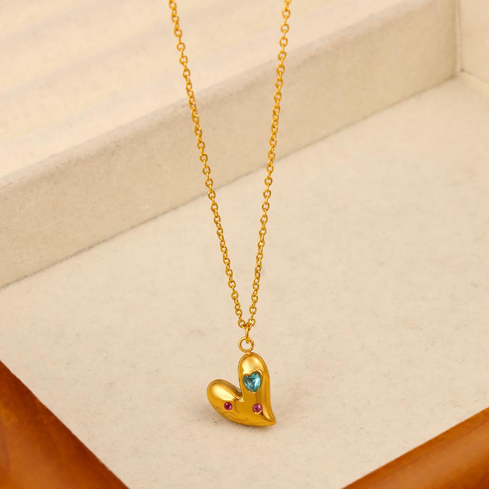 Heart-Shaped Zircon Pendant Necklace, Double-Layer Stackable 18K Gold-Plated Titanium Steel Clavicle Chain.