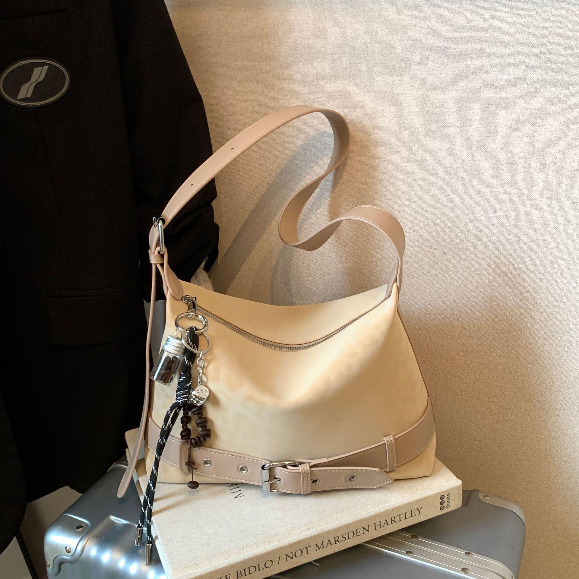 

2025 Retro Large Capacity Frosted Crossbody Bag for Daily Commute