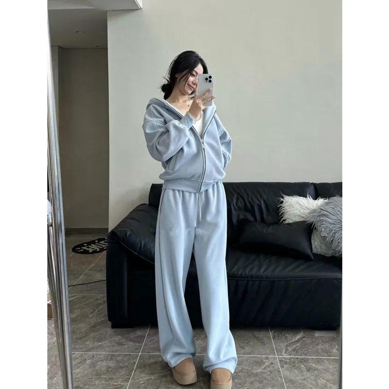 Jednoduchá jednobarevná ležérní sportovní souprava pro ženy na podzim a zimu, obsahující bundu s kapucí a široké kalhoty