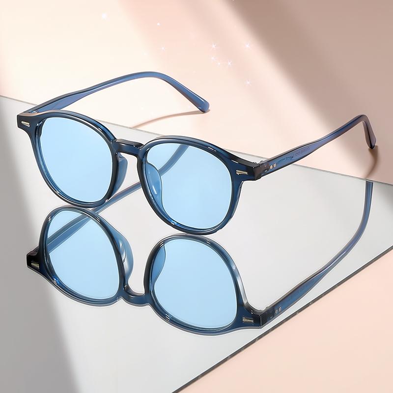 The new small round-framed sunglasses feature a simple design and are a perfect accessory for daily wear and photography
