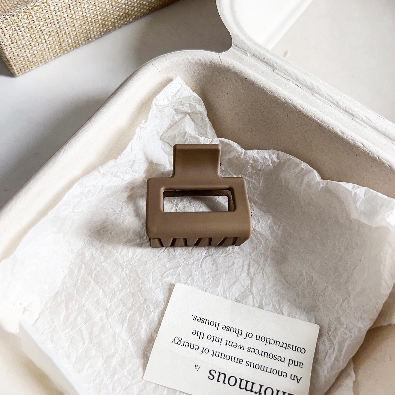 

Универсальная заколка для волос в виде акулы с матовым цветочным узором для хвостиков и полузавязанных причесок PS