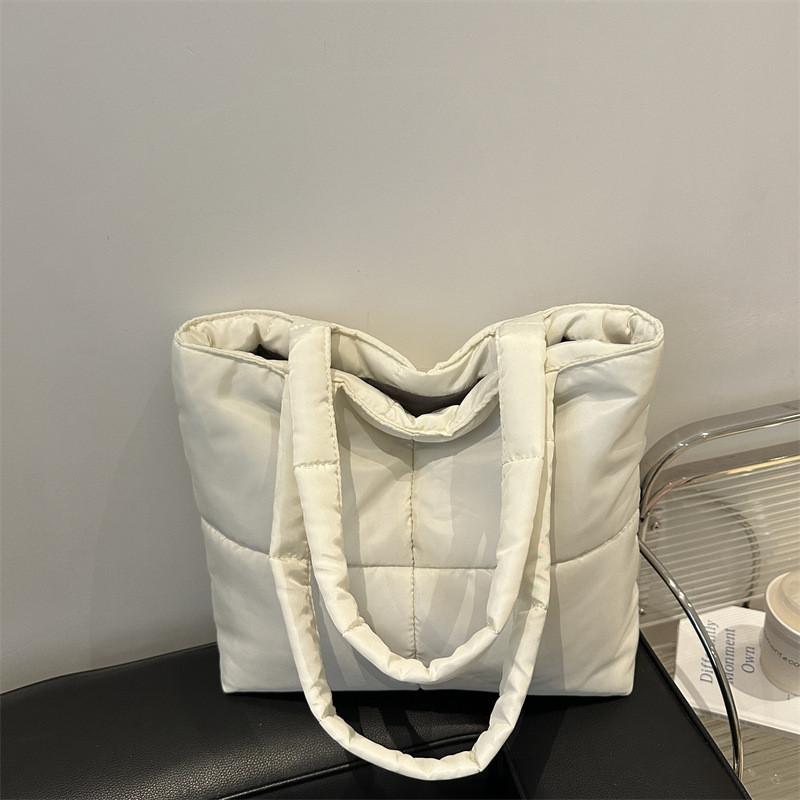 Stylish Large Capacity Tote Bag For Women With Minimalist Design And Trendy Colors