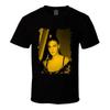 T-shirt Colore Neon Posa da Modella Monica Bellucci