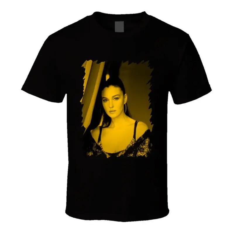 T-shirt Colore Neon Posa da Modella Monica Bellucci