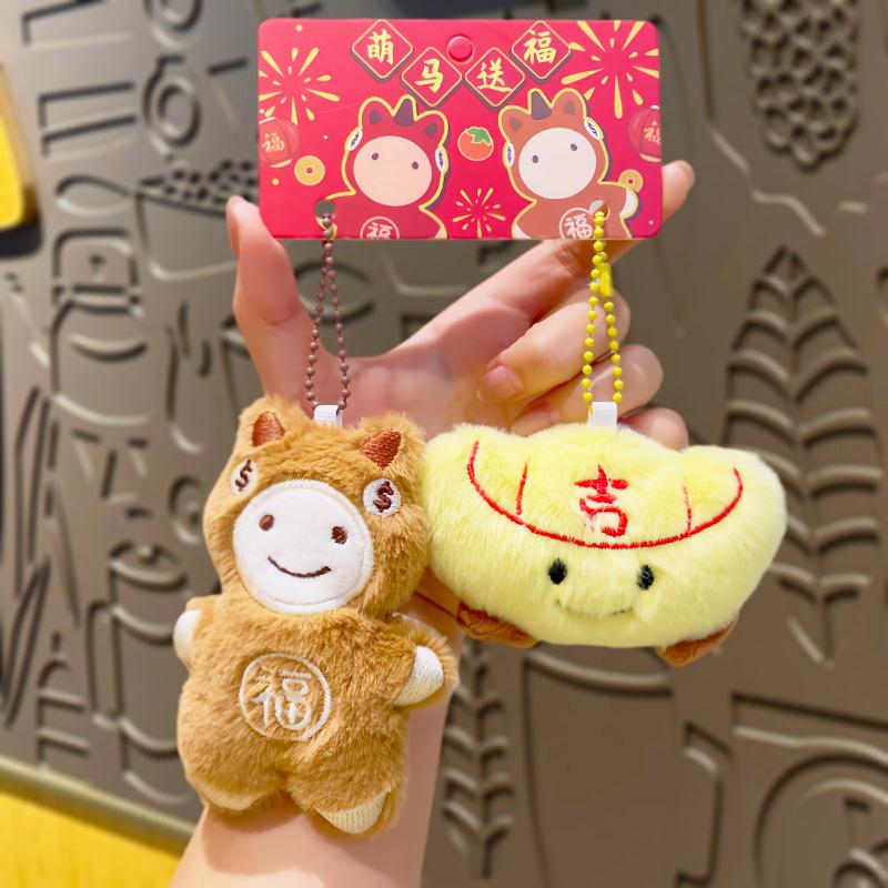 Plyšové přívěsky Šťastný kůň, Panenky, Ozdoby na školní tašku, Kreslené zlaté cihličky, Doplňky Šťastný sáček, Klíčenky, Novoroční dárky