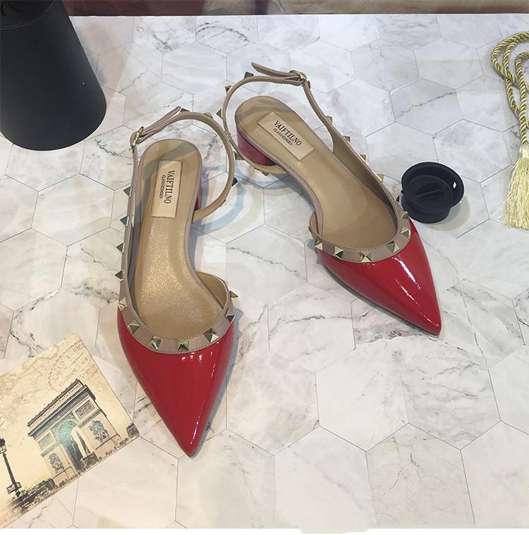 Sandales rivetées pour femmes, nouvelles chaussures plates pointues en cuir laqué Baotou Temperament, talons hauts, tailles 33 à 41, 2024