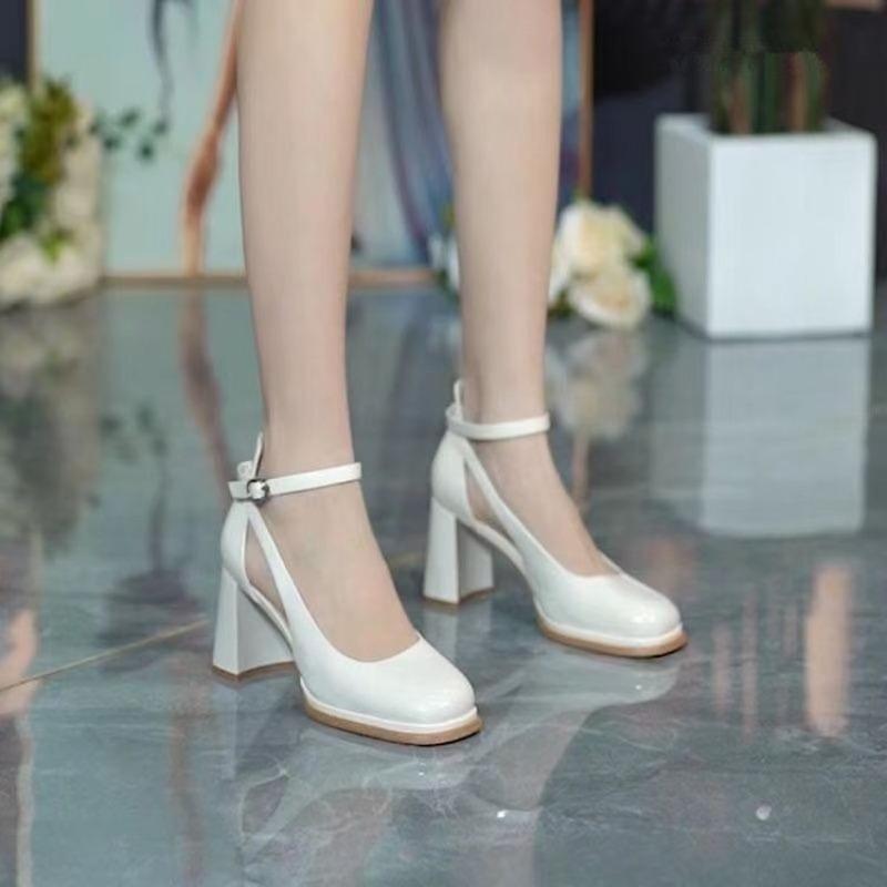 

Autumn new fashionable retro versatile one-word buckle breathable belt thick heel high heels women s shallow mouth patent leather single shoes 40 бежевый