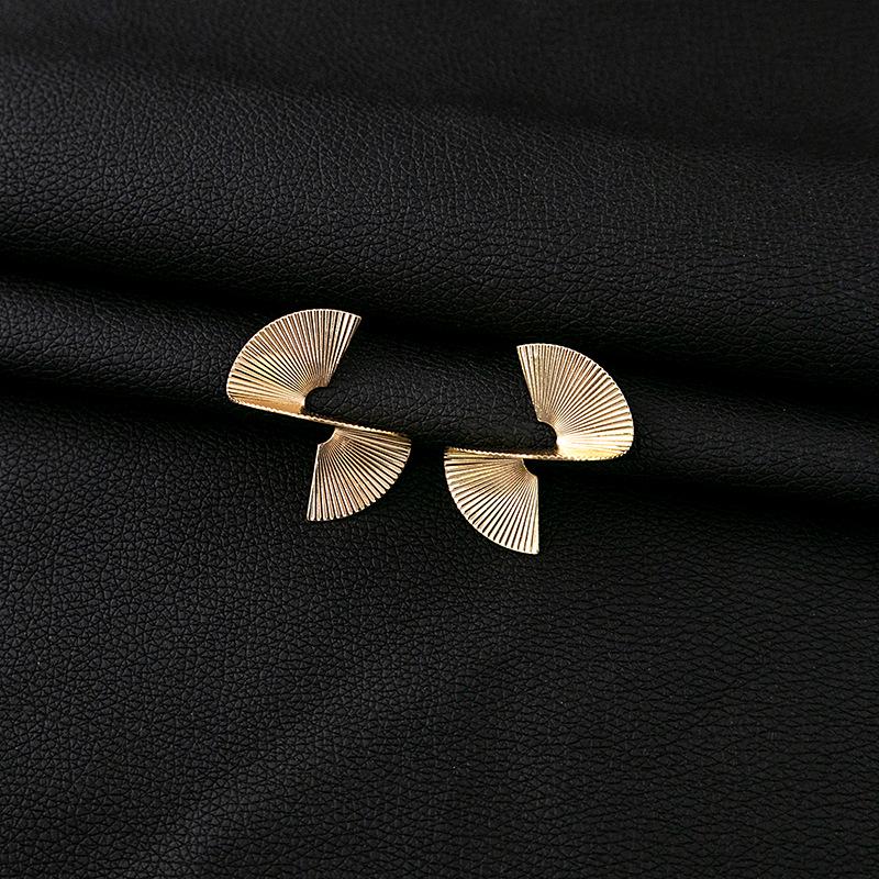 

Изысканные ретро серьги-гвоздики в виде листьев и бабочек гинкго золотого цвета: Роскошное эффектное украшение