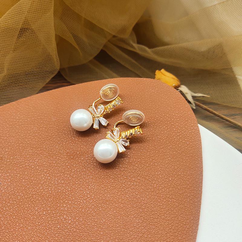 

Элегантные серьги-клипсы с жемчугом в виде банта 2024: Стильные подвески для непроколотых ушей золотой