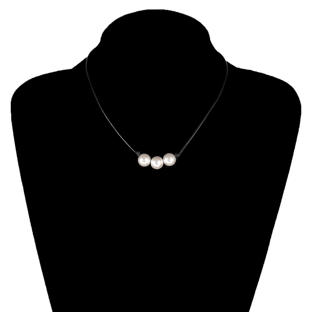 Europe, America, adjustable black leather rope imitation pearl necklace, women's fashionable and elegant handmade short necklace