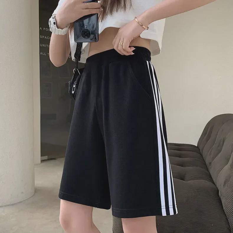 Dámská letní ležérní sportovní souprava 2024: Top s krátkým rukávem a trendy volné šortky se třemi pruhy na běhání