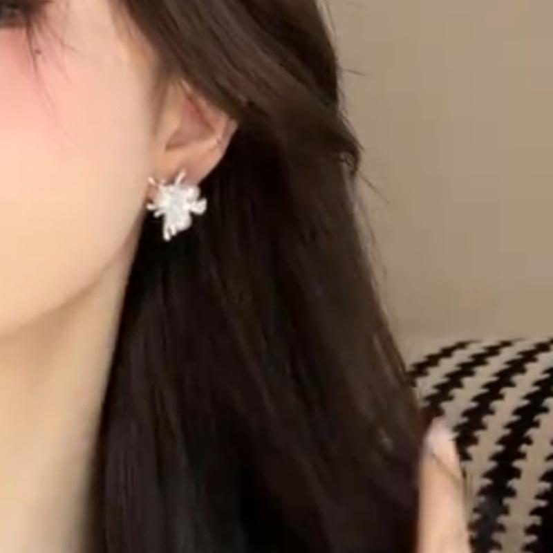 French Pearl Flower Stud Earrings Niche Temperament Light Luxury High-end Earrings Fashionable Elegance Versatile Earrings Women