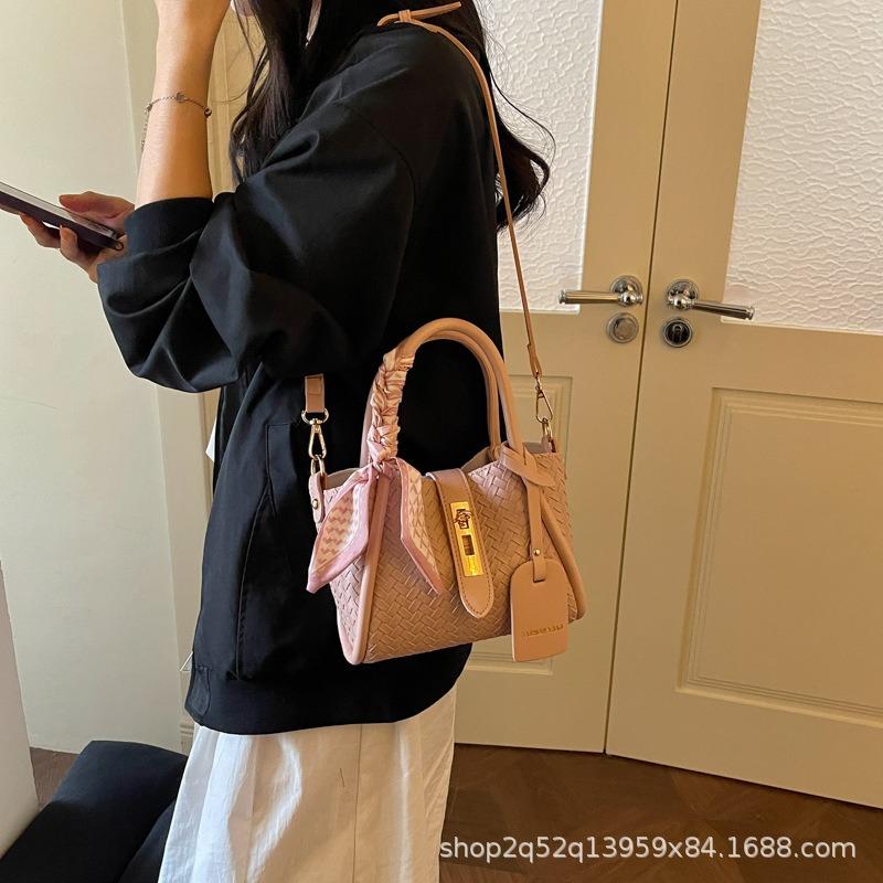 Niche lock woven pattern portable bucket bag new fashion versatile large capacity shoulder messenger bag women