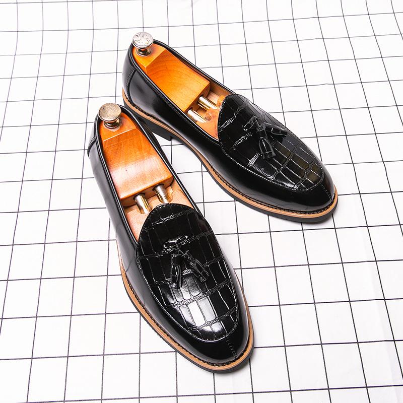 Men s leather shoes large size new leather shoes fashion foot cover tassel beanie shoes British style small leather shoes 39