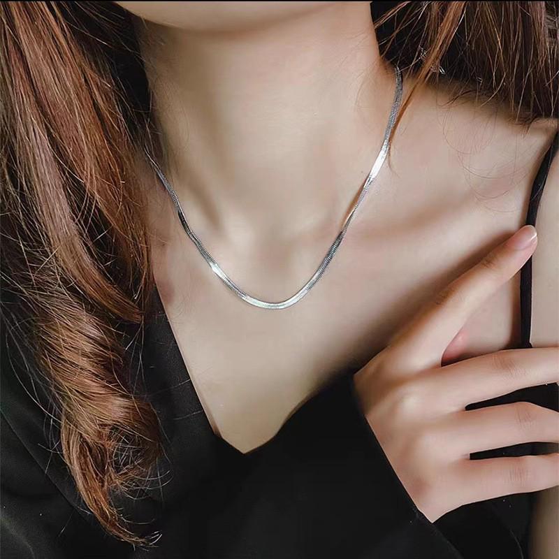 Moda Europeo-Americana Collana a Strati con Catena Piatta a Maglia Serpente a Tre Strati per Donna - Catena Clavicola con Croce in Metallo