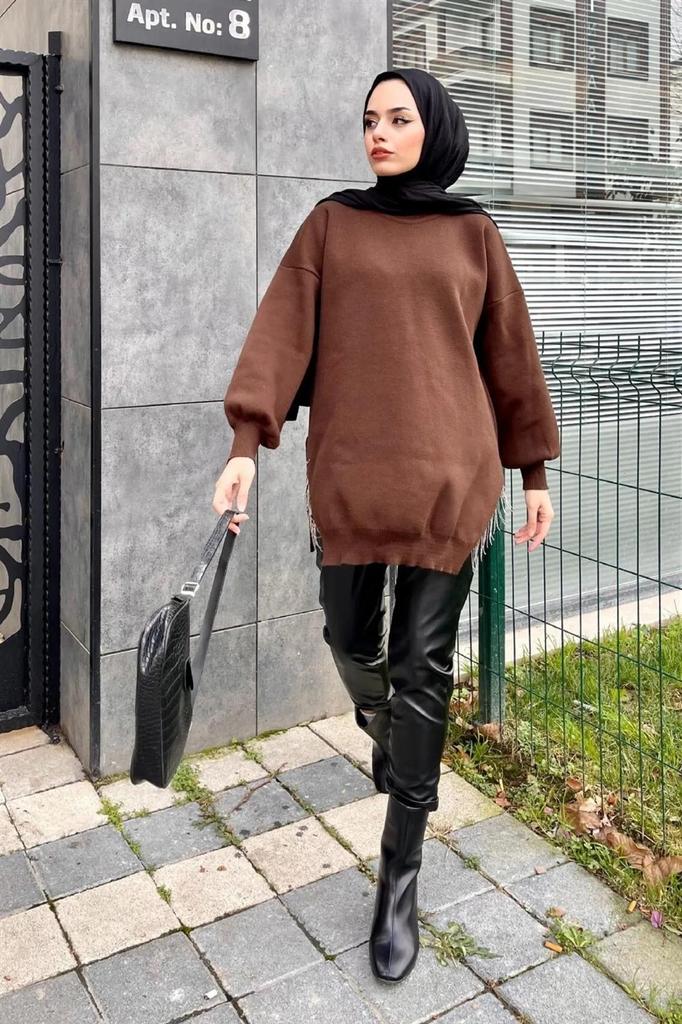 Langer Hijab-Pullover für Damen mit Rundhalsausschnitt, Ballonärmeln und Kette, detailliertem Schlitz