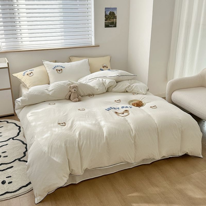 

Четыре сезона Универсальный комплект из четырех предметов Утолщенная простыня Стеганое одеяло Комплект из трех предметов на кровать в общежитии Мягкое постельное белье Милый вышитый медведь Комплект из четырех предметов Single