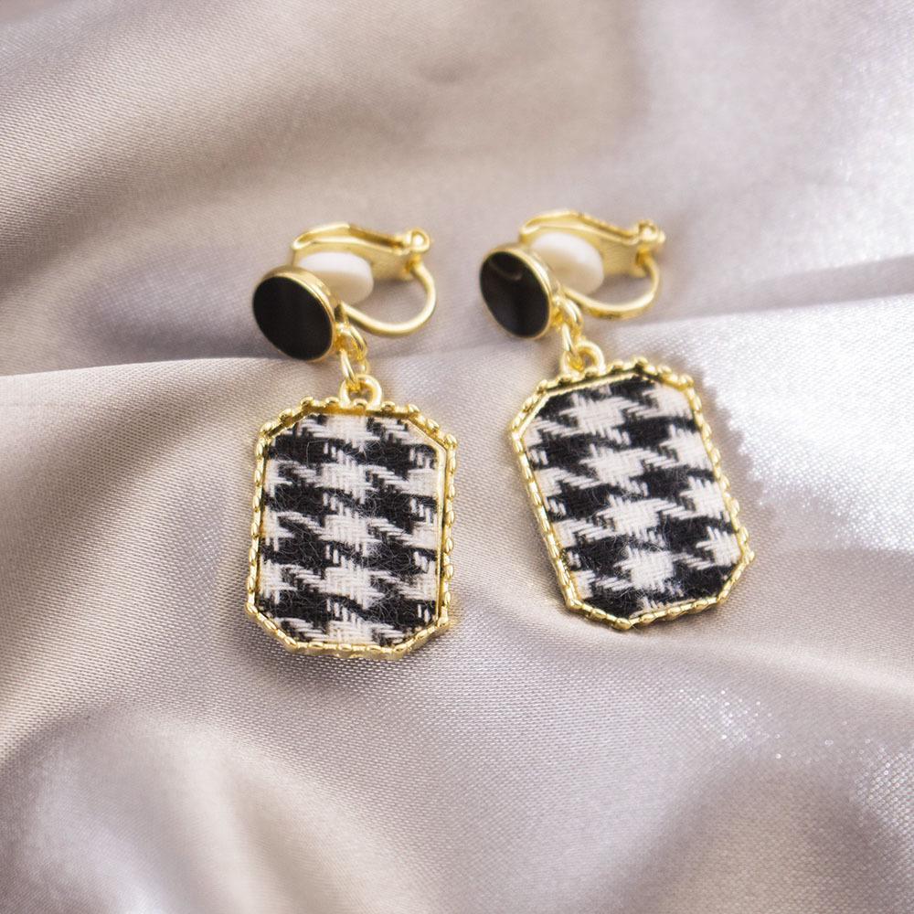 Elegant Clip-On Triangle Earrings for Non-Pierced Ears - Versatile, Light Luxury for Everyday Wear.