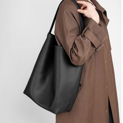 Velká kapacita bucket bag, dámská nová tote taška 2025 z pravé kůže, jednoduchá ležérní taška z hovězí kůže, velká taška přes rameno pod paži