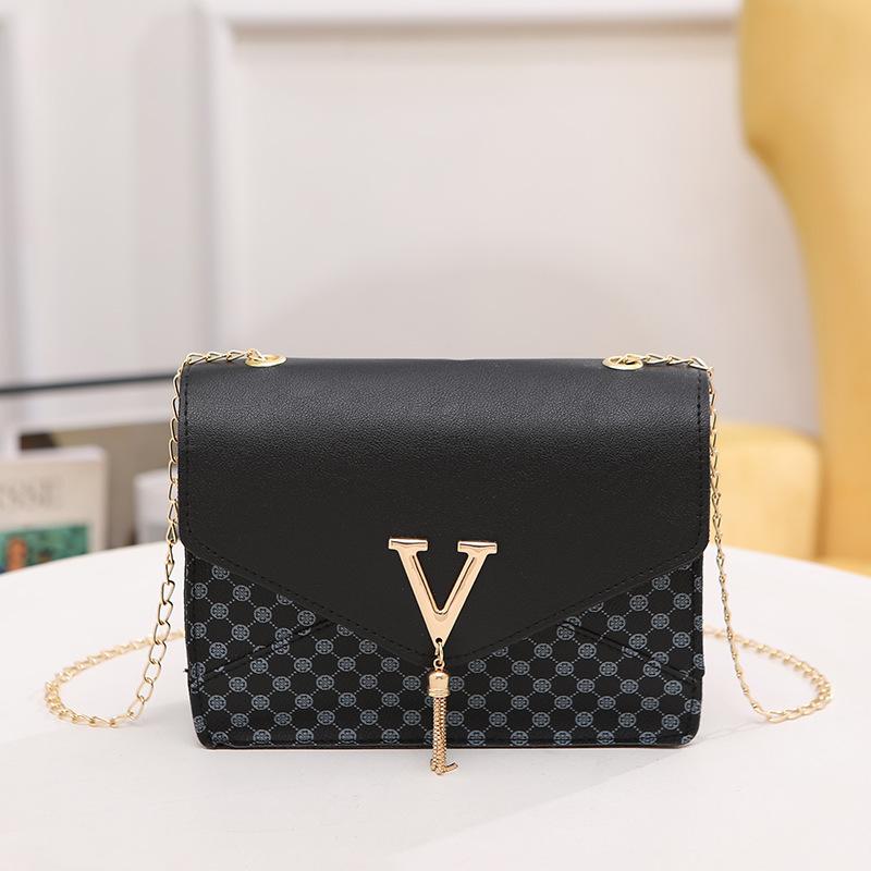 Kedja, fashionabel och enkel damväska, ny liten fyrkantig väska med bokstavsfransar, tryckt axelväska med prickar, en del.