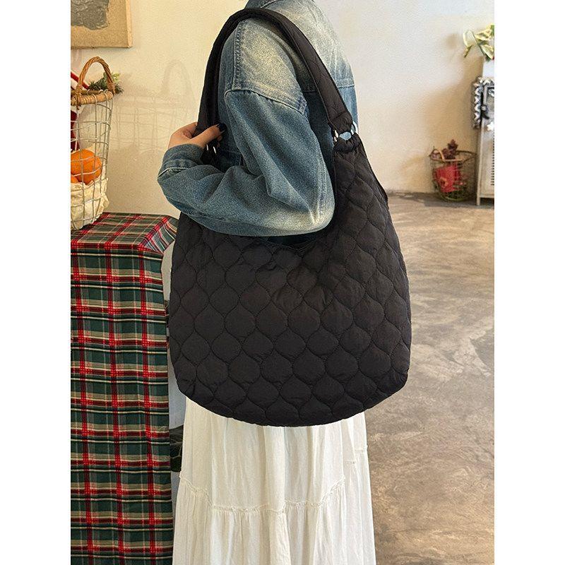 Tragetasche - Große Einzelschultertasche für den Freizeitgebrauch, mit einer elastischen Öffnung an der Seite für einfachen Zugriff.