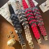 Braceletes – Pulseiras entrelaçadas