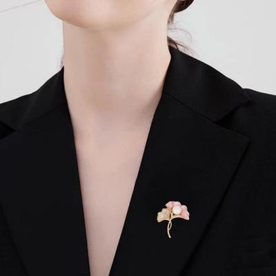 Broszka Liść Ginkgo Elegancka Szpilka do Klapy z Sztuczną Perłą Broszka Liść z Cyrkoniami dla Kobiet Płaszcze Koszule Szaliki Szale Torebki
