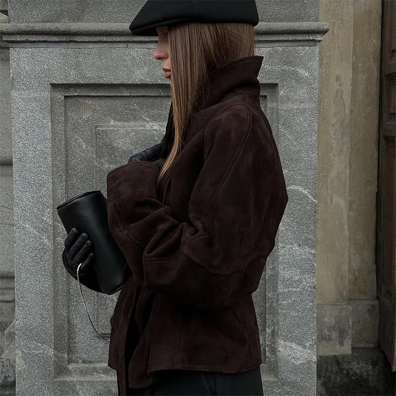 Dámská teplá semišová bunda tmavě hnědé barvy s klopami na šněrování, s dlouhým rukávem, na dojíždění, blejzr v retro britském stylu, temperamentní bunda, podzim 2025