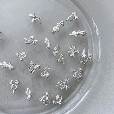 10 ks Lesklá stříbrná stuha Nail Art přívěsek 3D kovová slitina mašle hedvábná stuha ozdoba na nehty DIY retro metalické nehtové doplňky
