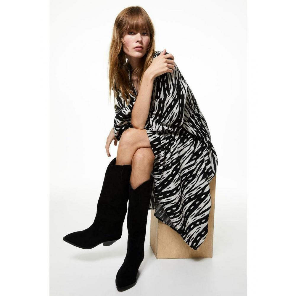 

Платье HM с объемными рукавами и запахом, черное с узором 1178301003