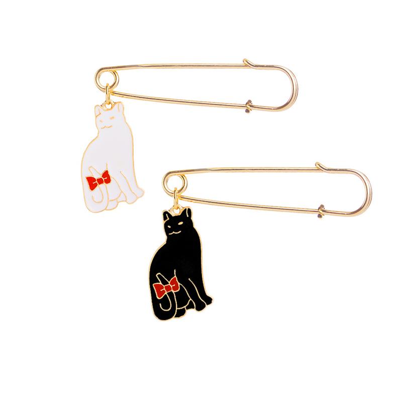 2 Teile/satz Paar Freund Katzen Brosche Set Nette Schwarz Und Weiß Kätzchen Emaille Pins Cartoon Katze Klaue Fishbone Abzeichen Tasche revers