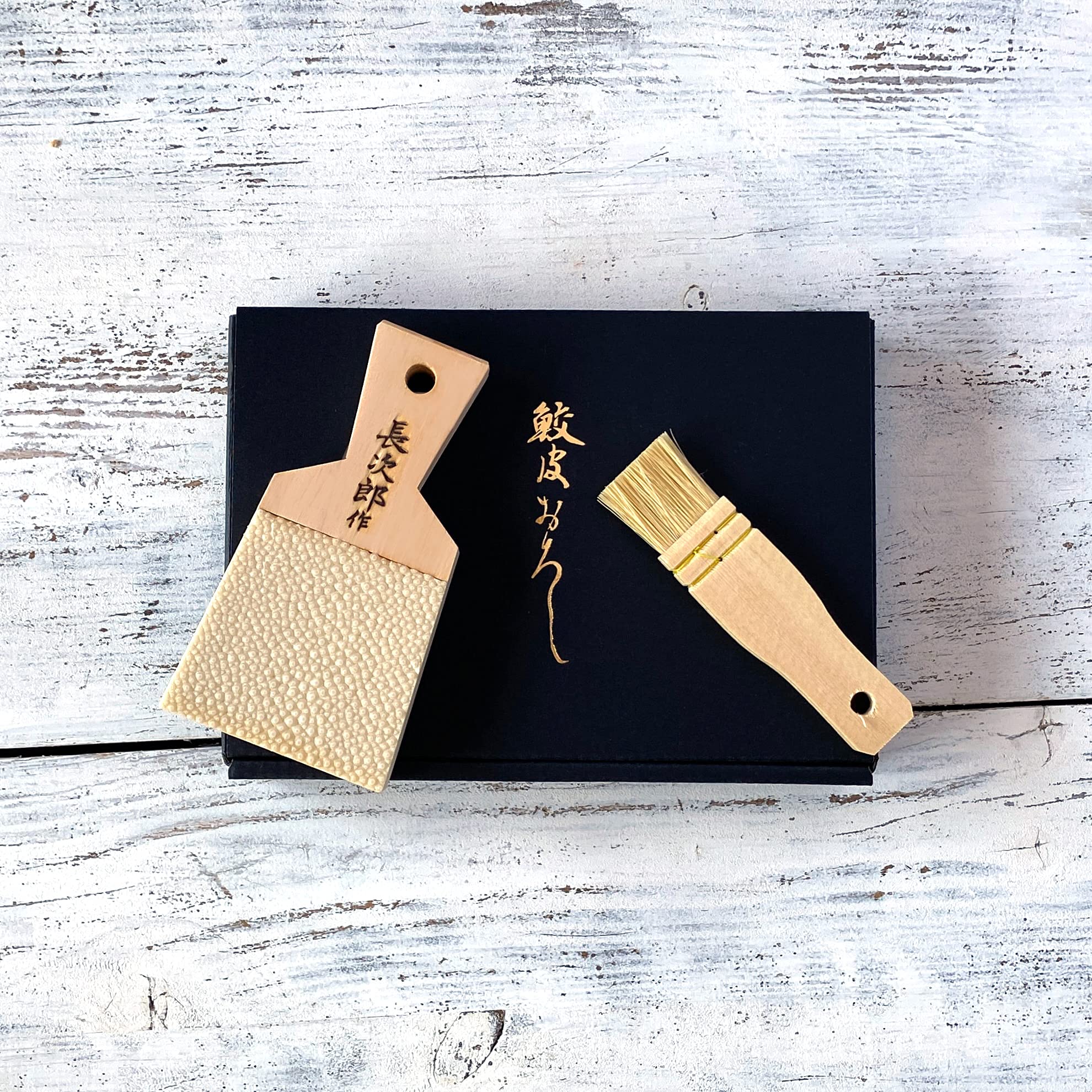 

Chojiro Wasabi Grater & Brush Set Gift Box, Made in Japan (Chojiro Wasabi Grater Medium & Brush Set)