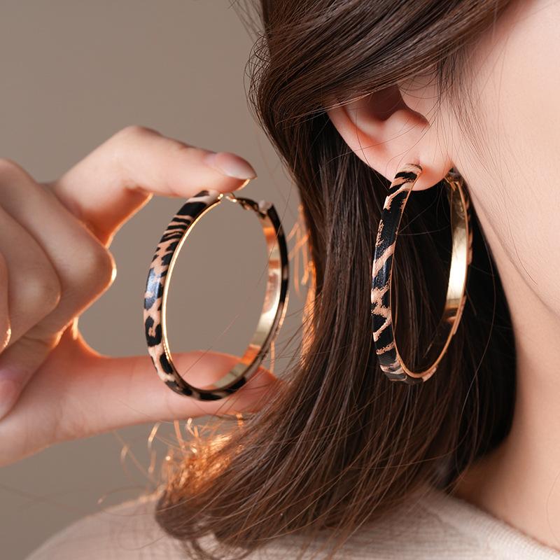 Pendientes de piel con estampado de leopardo europeos y americanos, pendientes de lujo ligero, diseño exquisito y versátil, pendientes para mujer