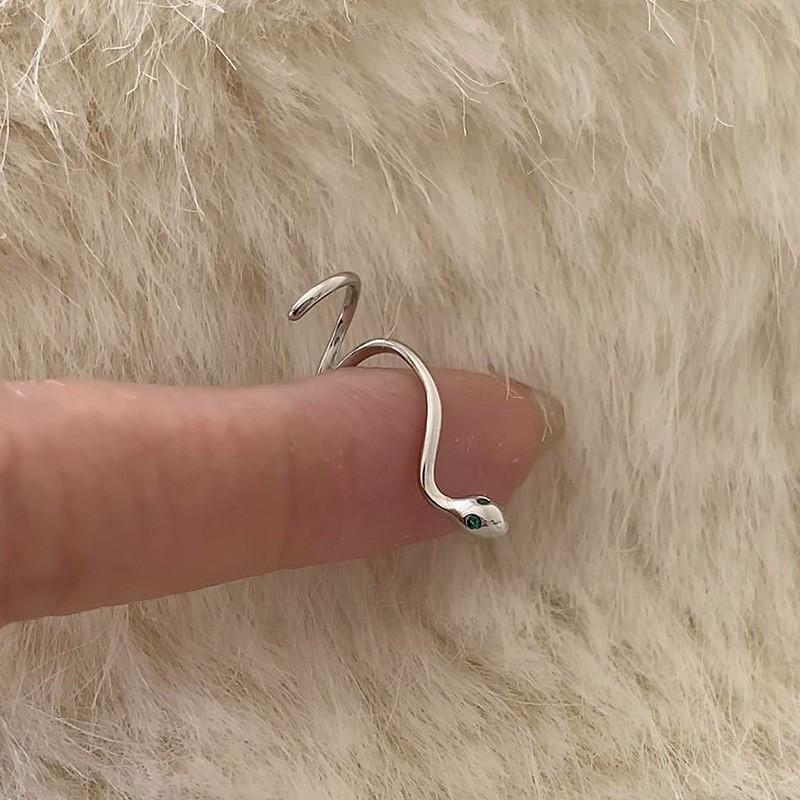 

Hot selling green-eyed little spirit snake earrings 2026 natal year twisted silver snake zodiac snake earrings серебряный