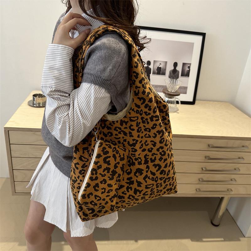 Fashionable Large Capacity Fall Casual Minimalist Tote Bag For Women In Khaki Brown And White
