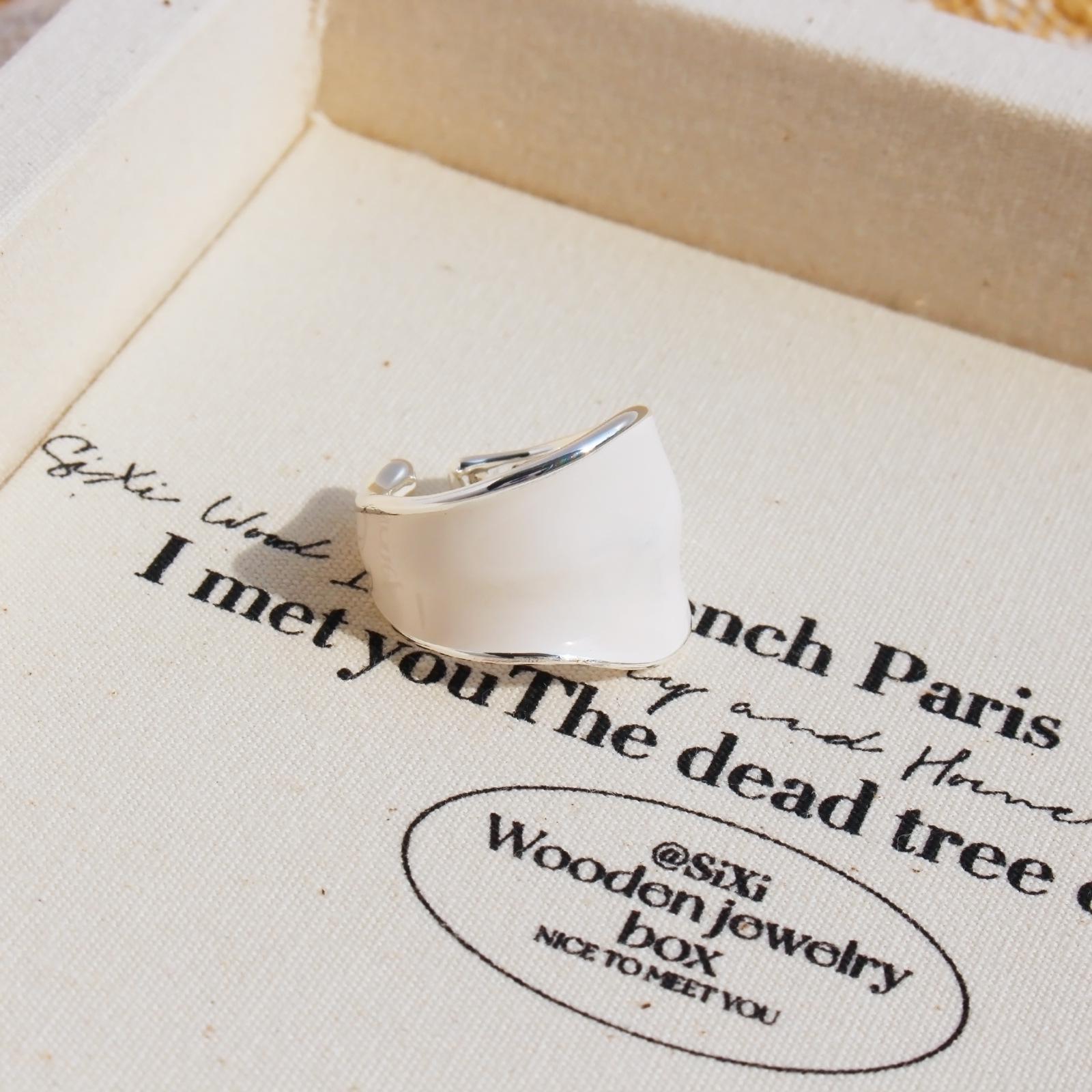 

Комплект из браслета и кольца с рисунком листьев из белой эмали — стильный, прочный, высококачественный