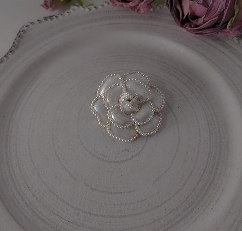 Fashion Pearl Flower Brooch for Women Trendy Temperament Camellia Pins Clothing Accessories Jewelry