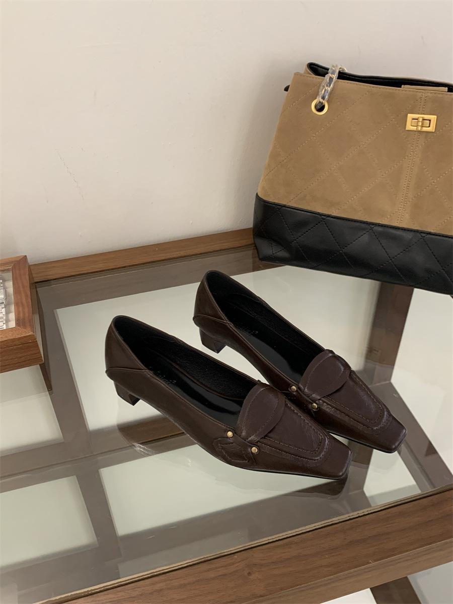 

2025 autumn French commuter versatile small leather shoes women s square head thick heel shallow mouth high heel temperament one pedal loafers 39 коричневый