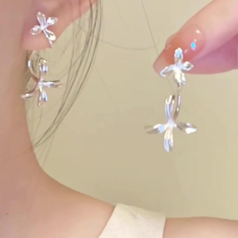 Sophisticated 3D Gardenia Trumpet Flower Earrings: Elegant and Modern Stud Jewelry for Women