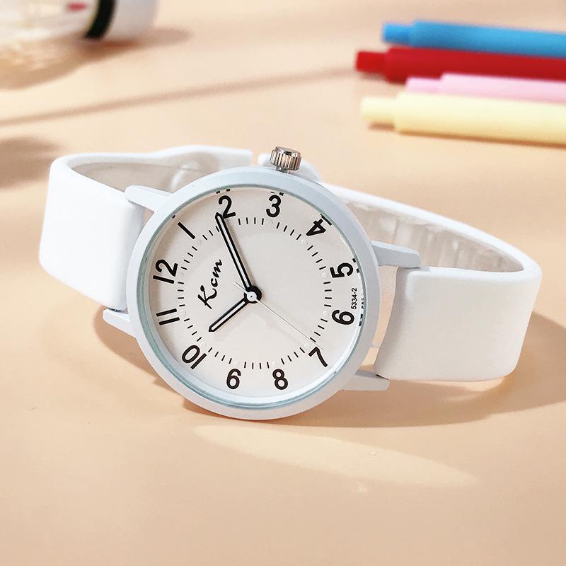 Stille Prüfungs-Quarzuhr: Leuchtend & Wasserdicht für Junior- & Highschool-Schüler, Männer & Frauen, in schlichten, lebendigen Farben.