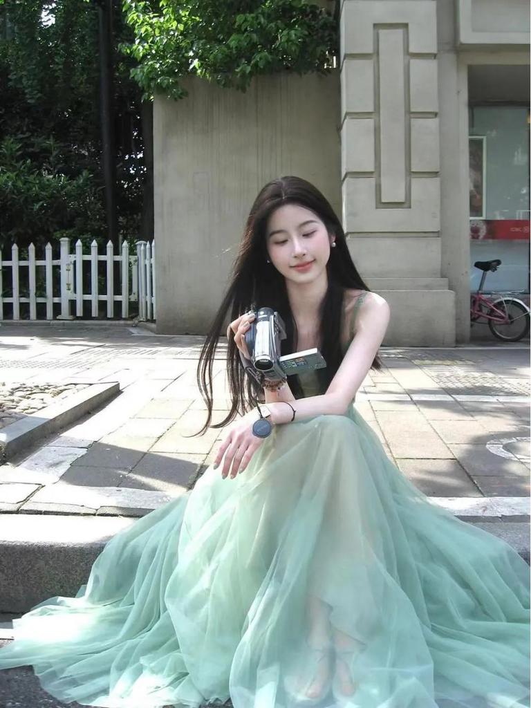 Elegant Summer Spaghetti Strap Dress: Slimming, Color-Blocked Mesh Design for a Unique, Sophisticated Look