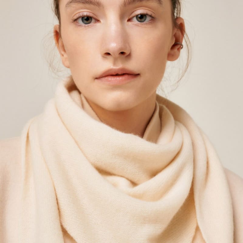 Saint Luxure 100% Cashmere Triangle Petite Muffler Cream