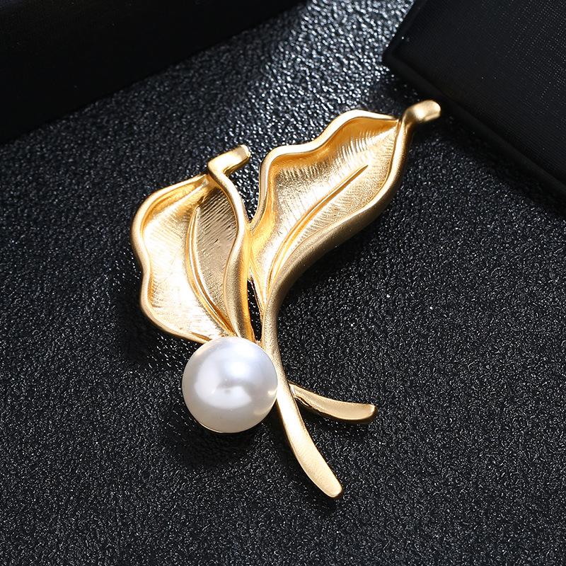 Luxury temperament dumb gold brooch female morrow plant pearl flower pin suit simple brooch with jewelry