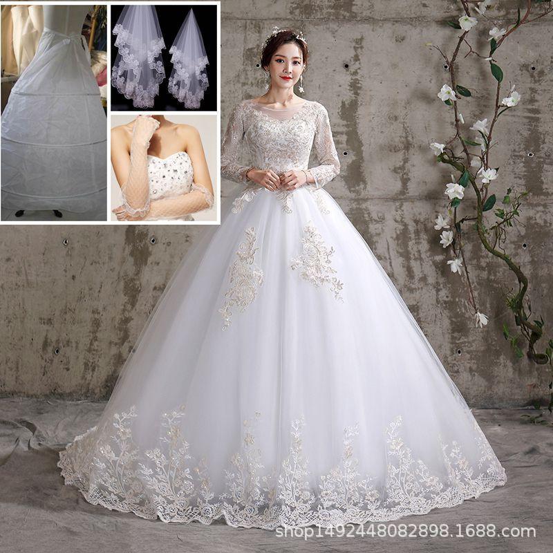 Elegantes schulterfreies Satin-Hochzeitskleid mit kleiner Schleppe und Prinzessinnenärmel-Detail Braut