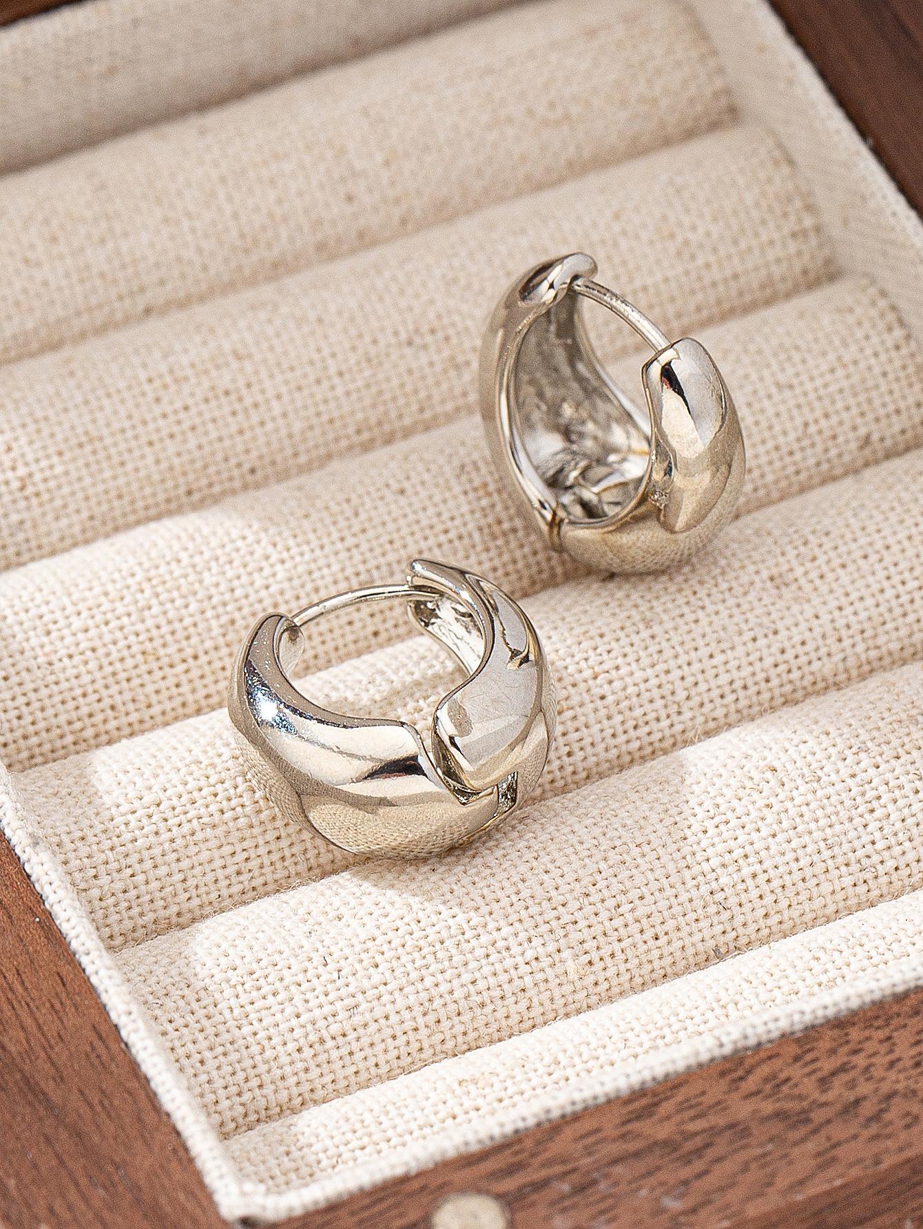 

New smooth geometric ear buckle simple temperament versatile earrings платиновий
