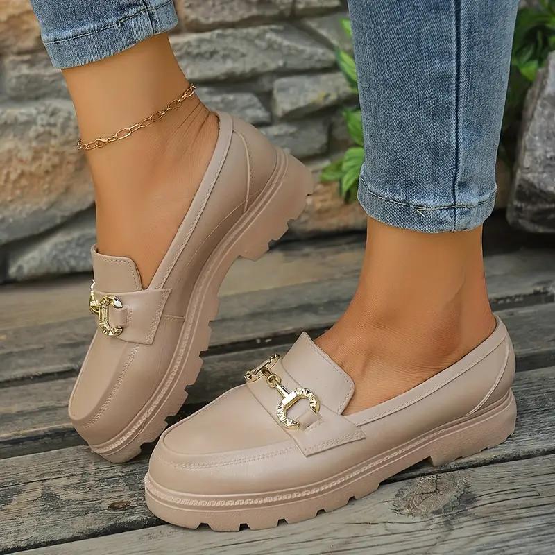 Damesko i metallisk loafers-stil med dekorative spennestropper - Slip-on sko med rund tå som er komfortable for alle årstider