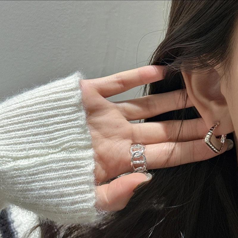 Retro Do Old Bag Ear Buckle Female Temperament Minimalist Earrings Versatile Fashion Cold Square Earrings Ladies Accessories Elegant Jewelry