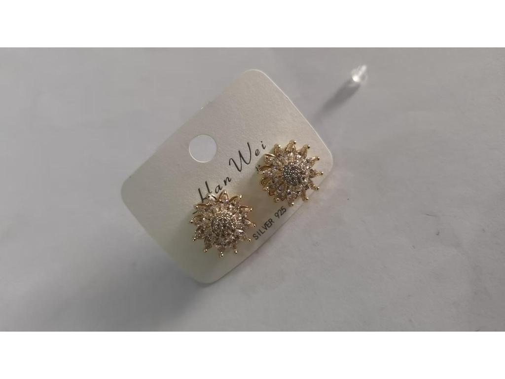 European & American Minimalist Zircon Flower Earrings with Heart Ear Cuffs - Stylish Niche Design for Women